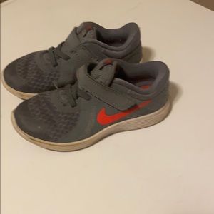 Boys gray and red Nike’s size 10